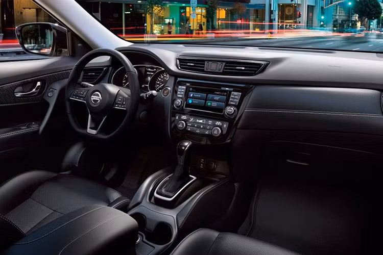 Trong khi đó, phiên bản PHEV dự kiến được trang bị hệ truyền động với 2 mô-tơ điện, máy xăng 4 xi-lanh, dung tích 2.4L và cụm pin lithium-ion 20 kWh. Mô-tơ điện nằm trên cầu trước có công suất tối đa 82 mã lực và mô-men xoắn cực đại 137 Nm. Hai con số tương ứng của mô-tơ điện trên cầu sau là 95 mã lực và 195 Nm. Riêng động cơ xăng có công suất tối đa 135 mã lực và mô-men xoắn cực đại 199 Nm.