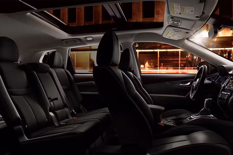 Hệ truyền động PHEV sẽ giúp Nissan X-Trail 2022 có thể chạy hơn 70 km chỉ bằng mô-tơ điện. Nếu có sự tham gia của động cơ xăng, Nissan X-Trail PHEV 2022 có thể chạy được quãng đường tổng cộng hơn 700 km. Khi có mặt trên thị trường Úc, Nissan X-Trail PHEV 2022 sẽ được trang bị nội thất 3 hàng ghế với 7 chỗ ngồi. Nếu đúng như vậy, đây sẽ là mẫu xe PHEV 7 chỗ duy nhất ở Úc.