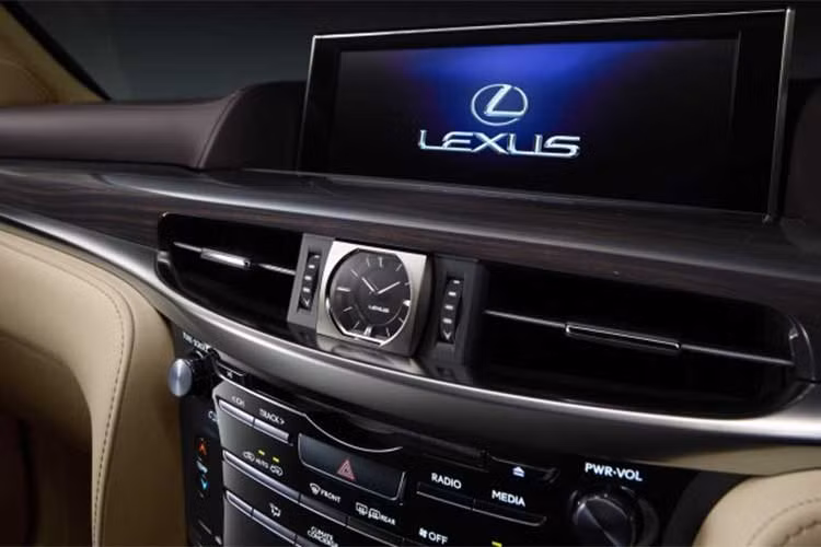 Về trang bị an toàn, LX570 có 10 túi khí, hệ thống kiểm soát hành trình chủ động ở mọi tốc độ, hệ thống kiểm soát điểm mù có chức năng cảnh báo va chạm sau (cùng camera lùi), hệ thống cảnh báo xe chạy chệch làn đường và hệ thống kiểm soát áp suất lốp. 