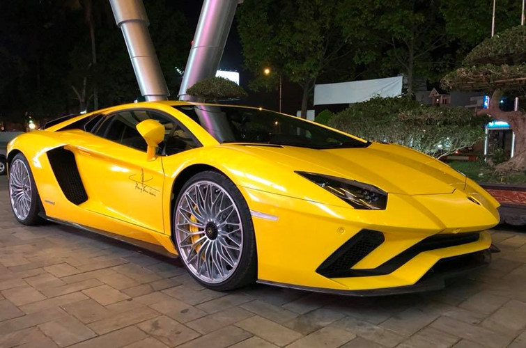 Còn chiếc siêu xe Lamborghini Aventador S LP740-4 này được xem là độc nhất Việt Nam tính đến thời điểm hiện tại, mẫu xe này chính thức về tay doanh nhân quận 12 vào cuối tháng 7/2017. Nhưng phải 3 tháng sau đó, siêu xe này mới được chủ nhân hoàn tất các thủ tục đăng ký biển số 51F-889.78 cho xe.
