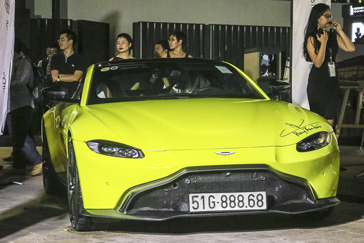 Cặp đôi siêu xe hơn 63 tỷ đồng của doanh nhân quận 12 đều đã được lên logo của hành trình siêu xe Car &amp; Passion 2019. Như vậy, trong lần thứ 2 tham dự Car &amp; Passion, doanh nhân quận 12 quyết định mang thêm 1 siêu xe tham dự. Trong lần đầu tiên, doanh nhân này cầm lái là chiếc Lamborghini Aventador S LP740-4 có giá 48 tỷ đồng.