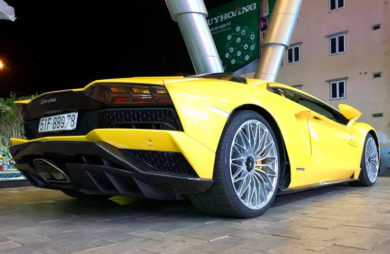 Toàn bộ sức mạnh được truyền tới cả 2 cầu thông qua hộp số ISR 7 cấp, nhờ đó, siêu xe Lamborghini Aventador S LP740-4 của doanh nhân quận 12 có thể tăng tốc từ vị trí xuất phát lên 100 km/h chỉ trong vòng thời gian 2,9 giây trước khi đạt vận tốc tối đa 350 km/h. 