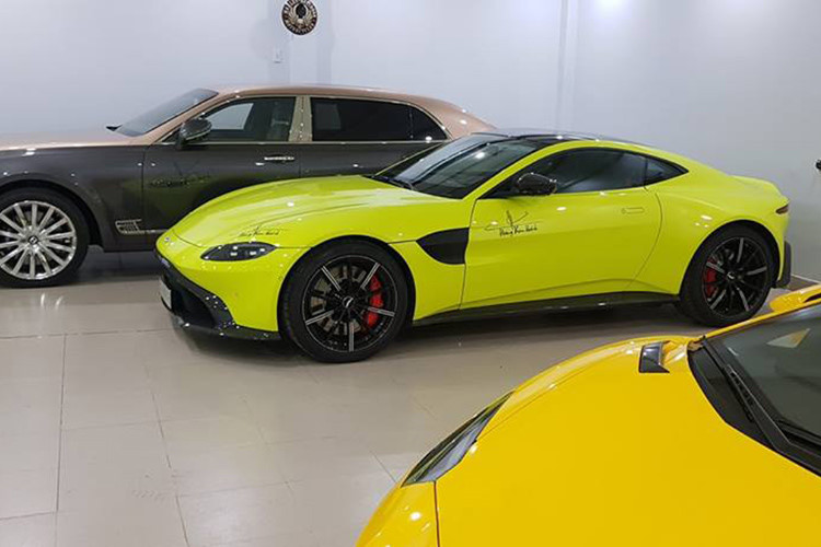 Aston Martin V8 Vantage 2018 được trang bị động cơ V8, tăng áp kép, dung tích 4.0 lít do Mercedes-AMG sản xuất. Động cơ tạo ra công suất tối đa 510 mã lực tại tua máy 6.000 vòng/phút và mô-men xoắn cực đại 685 Nm tại dải tua máy 2.000 - 5.000 vòng/phút. Động cơ kết hợp với hộp số tự động ZF 8 cấp và hệ dẫn động cầu sau cho khả năng tăng tốc từ vị trí xuất phát lên 100 km/h trước khi đạt vận tốc tối đa 314 km/h.