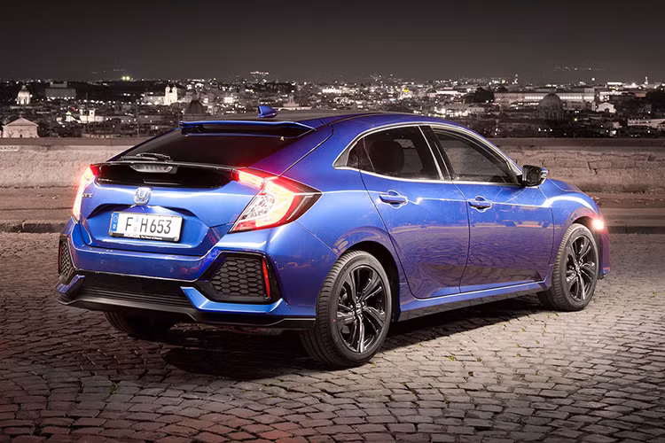 Honda Civic 2019 tại Thái Lan cũng sở hữu phần đầu xe cải tiến với thanh màu đen dày dặn trên lưới tản nhiệt thay vì mạ crôm sáng bóng như trước. Thanh màu đen này kéo dài đến cụm đèn pha thanh mảnh hai bên. Ngoài ra, khu vực bên dưới lưới tản nhiệt cũng được thay đổi thiết kế, không được chia làm 3 như trước mà hợp lại thành một khối.