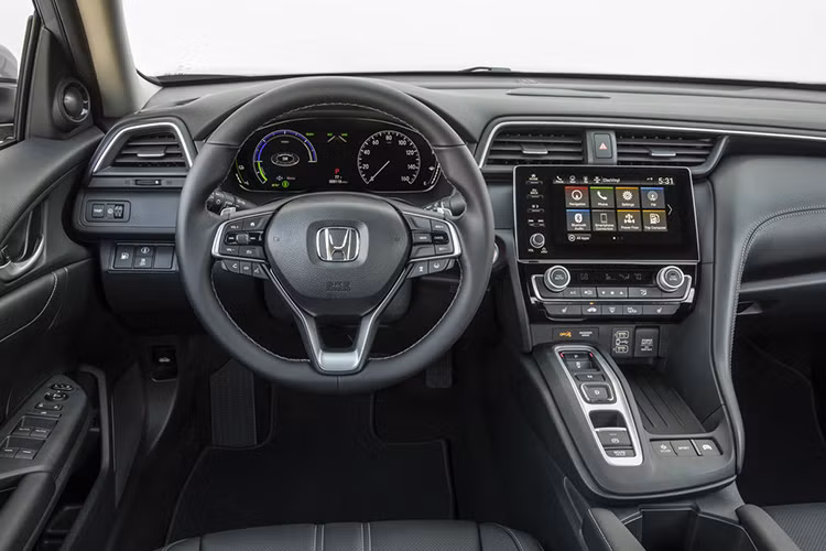 Đáng tiếc là nội thất bên trong Honda Civic 2019 không có gì mới về mặt thiết kế. Thay vào đó, hãng Honda chỉ trang bị hệ thống an toàn Honda Sensing cho Civic 2019 ở thị trường Thái Lan. Hệ thống này bao gồm các tính năng như kiểm soát hành trình thích ứng, phanh giảm thiểu va chạm, giảm thiểu chệch làn đường và cảnh báo chệch làn đường, hỗ trợ giữ làn đường cũng như đèn pha tự động.