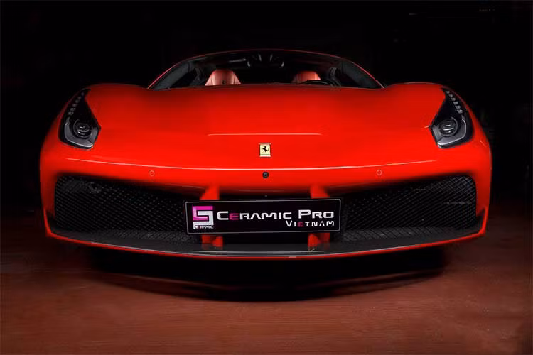 Ferrari 488 GTB của Tuấn Hưng mới “tậu” trước đó cũng được các đại gia siêu xe tại Việt Nam lựa chọn bổ sung cho bộ sưu tập của mình như; Cường "Đô-la", đại gia Minh "Nhựa", em trai thiếu gia Phan Thành... 