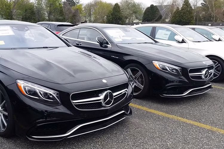 Tại thị trường Mỹ, Mercedes S63 AMG Coupe được phân phối chính hãng với giá bán đề xuất từ 163.000 USD. Khi về đến Việt Nam và được các nhà nhập khẩu tư nhân phân phối mẫu xe này có giá khoảng 460 nghìn USD (khoảng hơn 9 tỷ đồng)