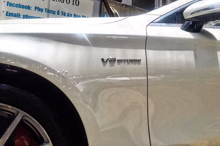 Thiết kế của mẫu xe 2 cửa nhà Mercedes-Benz được tuân theo ngôn ngữ thiết kế ‘Sensual Purity’ (Sự thuần khiết gợi cảm) với đường cong đặc trưng đổ dốc ra phía sau, khoang hành khách hạ thấp, đường viền thân xe nhô cao và hốc bánh xe sau cơ bắp.