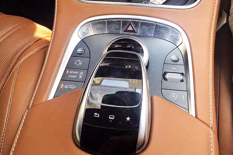 Mercedes S63 AMG Coupe được trang bị khối động cơ V8 Biturbo dung tích 5.5L, sản sinh công suất tối đa 577 mã lực tại 5.500 vòng/phút, mô-men xoắn cực đại 900 Nm tại 2.250 - 3.750 vòng/phút đi kèm hộp số tự động 7 cấp.