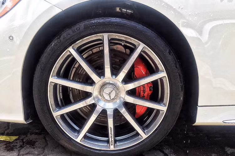 Nhờ việc sử dụng hệ thống ắc quy Lithium-ion trọng lượng nhẹ, mâm xe hợp kim 19 inch và hệ thống phanh trọng lượng nhẹ, đội ngũ thiết kế của Mercedes-Benz đã giảm đáng kể trọng lượng cho mẫu xe này.