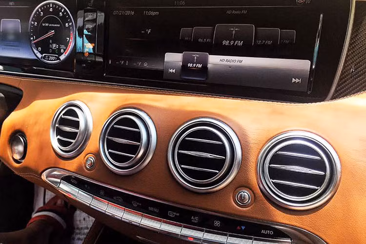 Trên bảng táp lô chính giữa là màn hình cảm ứng tích hợp các chức năng thông tin giải trí hiện đại, bên cạnh là màn hình hiển thị thông tin về khả năng vận hành của xe cùng các tiện ích kết nối đa phương tiện mới nhât hiện nay của hãng xe sang Đức.