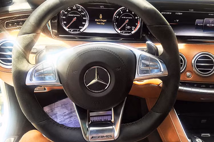 Nội thất bên trong Mercedes S63 AMG Coupe được thiết kế sang trọng và đẳng cấp tương tự như phiên bản Sedan. Trung tâm bảng điều khiển là 2 màn hình hiển thị cỡ lớn. Xe được trang bị vô lăng thể thao 3 chấu bọc da, viền nhôm cùng nhiều nút bấm tiện ích.