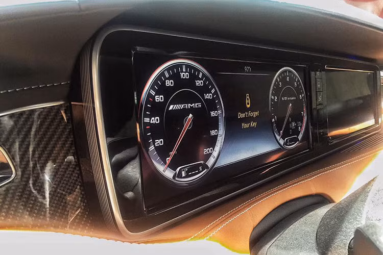 Ngoài ra, S63 AMG Coupe còn được trang bị hệ thống treo khí nén Airmatic, kết hợp cùng hệ thống giảm chấn ADS Plus và hệ thống Magic Body Control trên phiên bản tiêu chuẩn. Đặc biệt xe còn sở hữu cửa sổ trời siêu rộng và chiếm đến 2/3 diện tích trần xe...