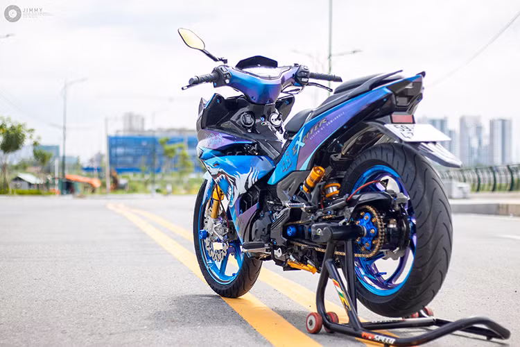 Hiện tại, chiếc Exciter 150 độ khủng tại Sài Gòn này có thể được xem là một trong những chiếc xe máy côn tay cỡ nhỏ được "khủng" nhất Việt Nam với nhiều đặc điểm độc đáo, từ những chi tiết nhỏ đến từng con ốc, dàn áo, đồ chơi và phụ tùng của xe môtô phân khối lớn...