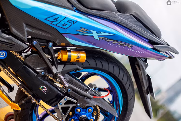 Toàn bộ dàn vỏ bóng của chiếc xe đã được sơn airbrush tem đấu với hình ảnh và chữ ký của tay đua Valentino Rossi cùng tông màu xanh "GP 46" quen thuộc của Yamaha. Trong khi đó, nhiều chi tiết khác trên chiếc xe cũng đã được dán sợi carbon thật đầy chất thể thao. Sườn xe được lắp thêm cây trợ lực Ohlins tem khắc ở bên trái.