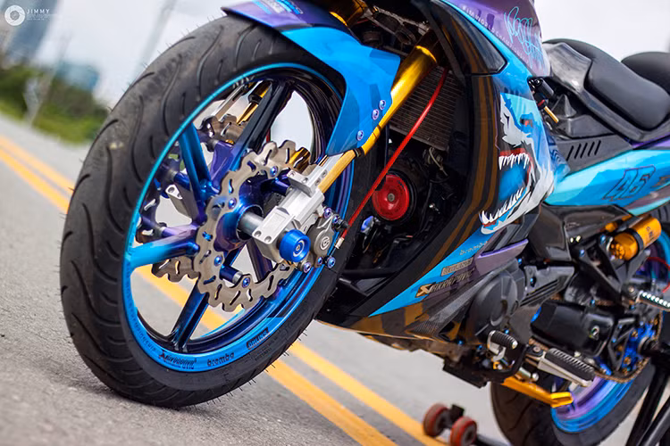 "Dàn chân" của chiếc Exciter độ này đã được nâng cấp "khủng" với cặp mâm Marchesini M7RR hợp kim siêu nhẹ, vốn dành cho chiếc siêu môtô đình đám BMW HP4. Đi kèm với cặp mâm là cặp lốp thể thao Pirelli Diablo Rain cho độ bám đường tốt ở ngay cả trong điều kiện đường trơn.