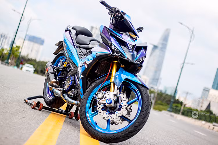 Chiếc Exciter 150 độ sở hữu bộ cánh sơn air brush với tông màu xanh, tím chuyển sắc theo góc nhìn. Nằm phủ trên lớp màu là hàng loạt các hoạ tiết kết hợp giữa hình ảnh cá mập (một trào lưu đang rất được ưa chuộng của giới chơi xe, lấy từ hình ảnh siêu mô tô BMW S1000RR) và những hoạ tiết của tay đua huyền thoại Valentino Rossi. 
