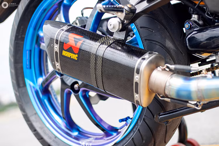 Khối động cơ của chiếc Exciter 150 đã được trang trí lại với bưởng côn trong suốt và nắp lọc gió, châm dầu đẹp mắt. Hệ thống xả với cổ pô titan và pô Akrapovick hnagf hiệu đem tới tiếng nổ hấp dẫn hơn cho chiếc xe. Dàn để chân nguyên bản cũng đã được thay bằng bộ số gảy Gilles Tooling vốn dành cho những mẫu superbike.