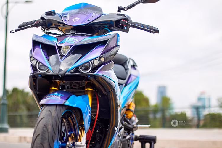 Ở phía trước của chiếc xe này, toàn bộ phần đầu nguyên bản của Exciter 150 đã bị loại bỏ, thay vào đó là ghi đông trần cùng một phần dàn nhựa lấy từ mẫu xe ga thể thao Yamaha NVX. Đèn pha của chiếc xe đã được thay thế bằng cặp đèn LED L4 nằm ở vị trí đèn demi nguyên bản trên Exciter, trong khi đèn xi-nhan của xe là loại Motogadget nằm trên đầu xe.