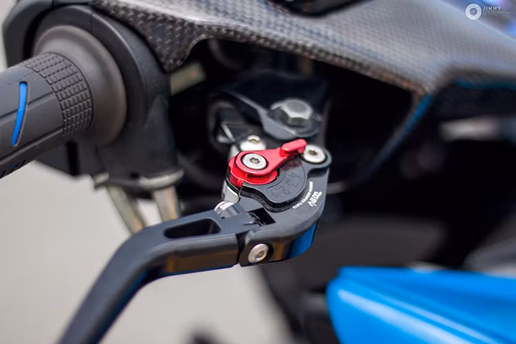 Nằm phía trên chảng ba của xe là bảng đồng hồ đa chức năng Koso RX2N, trong khi bên trên tay lái còn có thêm một đồng hồ Koso Mini 3 nhỏ. Khu vực tay lái của chiếc Exciter 150 độ khủng này cũng hội tụ nhiều món đồ chơi "hàng khủng" khác gồm cùm ga Domino, cùm phanh Brembo RCS, cùm côn CRG GP và bình dầu Rizoma...