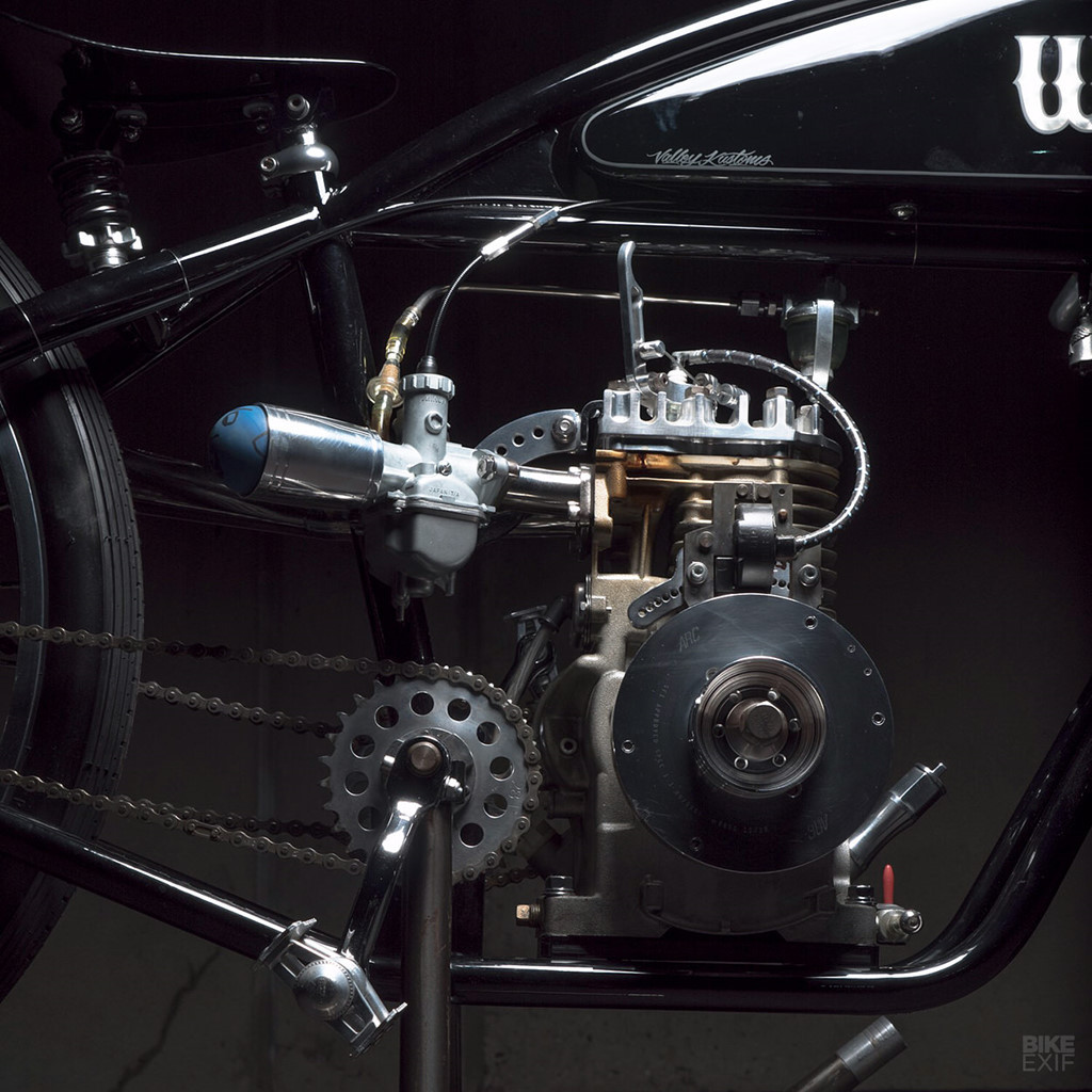 Jeff không hài lòng về cảm giác khi chạy nên đã độ thêm phuộc xe đạp leo núi của DNM. Giờ đây, phuộc có thể điều chỉnh độ nhún, kể cả khóa cứng hoàn toàn. Bộ mâm 26 inch cũng của Felt. Xe chỉ có phanh sau, sử dụng loại thủy lực dẫn động qua cáp.