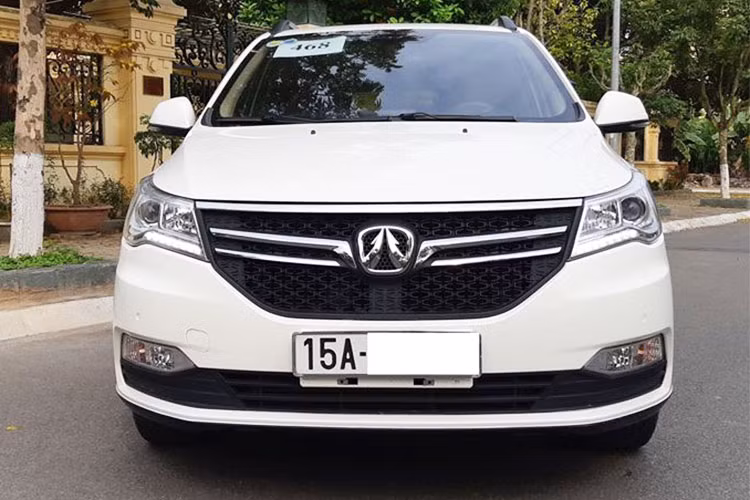 Đáng chú ý là chiếc xe này mới nhập khẩu chính hãng BAIC tại Việt Nam và được chủ nhân đăng ký vào khoảng cuối tháng 1/2018, chỉ lăn bánh được 9.000 km. Giá bán này đồng nghĩa với việc tuy mới chỉ lăn bánh khoảng 5 tháng nhưng chủ xe đã phải chịu lỗ tới cả trăm triệu đồng.