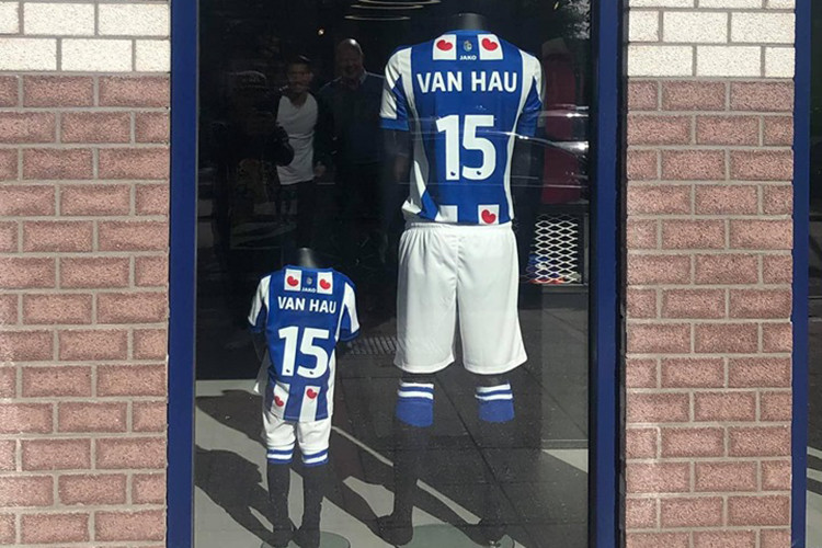Đoàn Văn Hậu thi đấu cho SC Heerenveen với bản hợp đồng cho mượn có thời hạn 1 năm. Anh nhận lương khoảng 18.000 Euro/tháng sau thuế (khoảng 500 triệu đồng). Việc Văn Hậu được phép trở về tham dự SEA Games cùng đội tuyển U22 Việt Nam vào cuối năm nay cũng là một điều khoản giữa CLB Hà Nội và CLB SC Heerenveen.