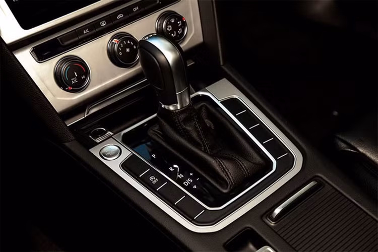 Passat BlueMotion Comfort có 6 túi khí bảo vệ (2 túi khí trước, 2 túi khí rèm và túi khí bên hông), ngoài ra còn nút bật tắt túi khí bên phụ để đảm bảo an toàn khi có trẻ em ngồi. Hệ thống cảnh báo áp suất lốp dạng trực tiếp từng bánh xe (TPMS), kiểm soát hành trình Cruise Control kết hợp với chức năng giới hạn tốc độ (Speed limit).