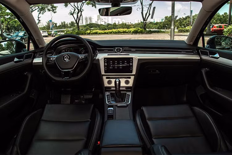 Về nội thất, Volkswagen Passat 2018 mới được trau chuốt với các nẹp nhôm dài, giữa táp-lô là đồng hồ thời gian analog đặc trưng Volkswagen. Các trang bị đáng chú ý khác trên xe gồm vô lăng 3 chấu bọc da, nẹp cửa, nẹp trên táp lô, tay nắm cửa và cần số được mạ nhôm bóng.