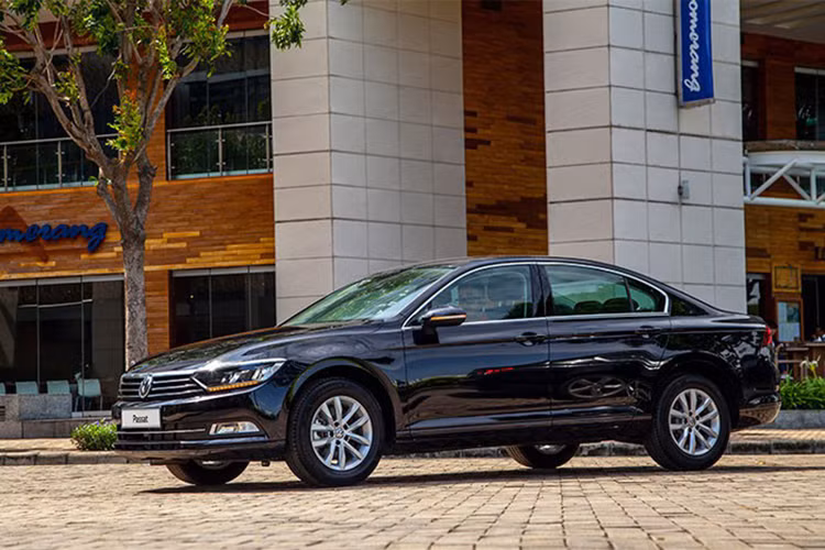 Phần đuôi xe dễ nhận biết với huy hiệu BlueMotion TSI, thể hiện cho công nghệ tiết kiệm nhiên liệu trên các dòng máy chạy xăng của Volkswagen. Bộ lazăng của xe là loại hợp kim nhôm, kích thước 16 inch. Các loại đèn chiếu sáng khác như đèn phanh, đèn xinhan, đèn báo rẽ trên gương chiếu hậu và đèn định vị DRL đều ứng dụng công nghệ LED.