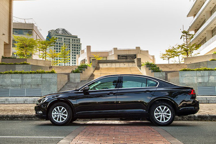 Volkswagen Passat sở hữu phần đầu xe với lưới tản nhiệt có thiết kế kéo dài, gồm 3 thanh nang mạ crôm, nối liền cụm đèn pha LED của xe. Nổi bật chính giữa là logo VW truyền thống của hãng. Nắp capô có hai đường gân vừa làm tăng vẻ mạnh mẽ, đồng thời nâng cao tính khí động học cho xe.