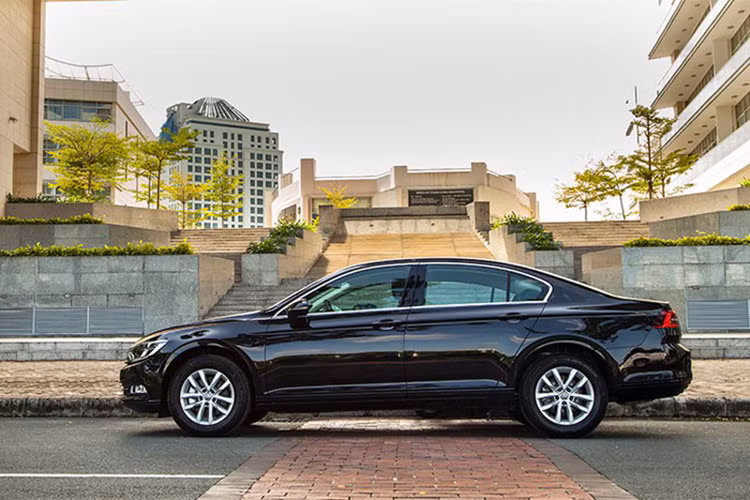 Volkswagen Passat sở hữu phần đầu xe với lưới tản nhiệt có thiết kế kéo dài, gồm 3 thanh nang mạ crôm, nối liền cụm đèn pha LED của xe. Nổi bật chính giữa là logo VW truyền thống của hãng. Nắp capô có hai đường gân vừa làm tăng vẻ mạnh mẽ, đồng thời nâng cao tính khí động học cho xe.