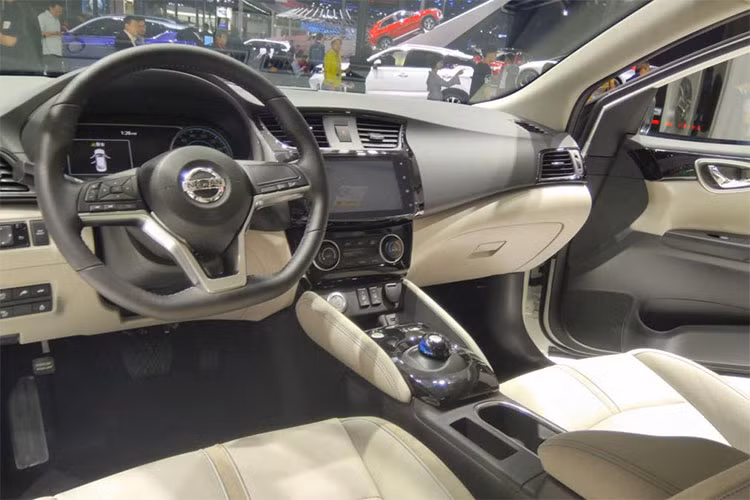Nội thất của Nissan Sylphy mới này cũng tương tự Leaf với hệ thống thông tin giải trí nằm ở giữa mặt táp-lô. Một số tính năng nổi trội của xe bao gồm chế độ lái bán tự động ProPilot giúp điều chỉnh khoảng cách an toàn với xe phía trước, chế độ đỗ xe tự động ProPilot Park...