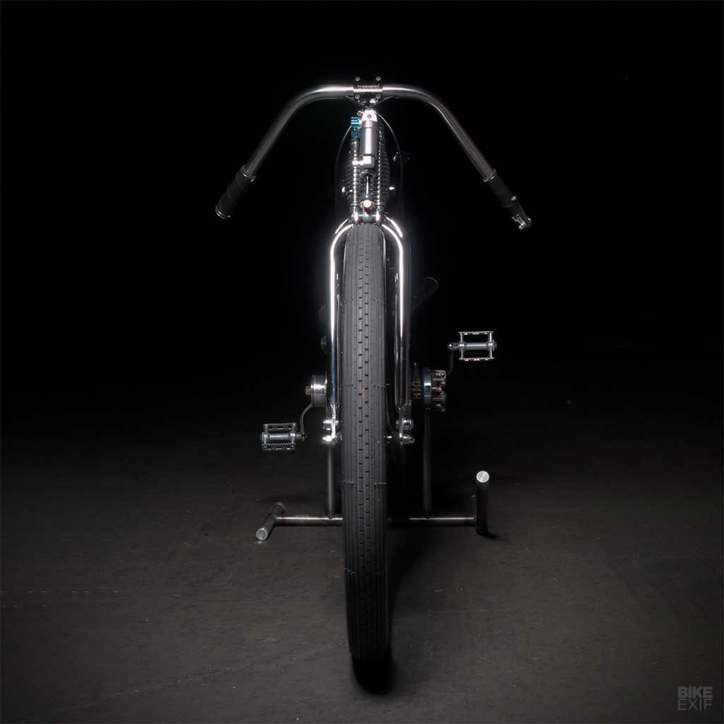 Mẫu xe máy tracker độ là sản phẩm của Jeff Wolf, một nghệ nhân có kinh nghiệm 40 năm. Jeff điều hành cơ sở Wolf Creative Customs tại thành phố Culver, bang California. Người con trai của anh ấy chuyên về chế tạo ván lướt sóng cũng tham gia vào quá trình thiết kế các mẫu độ tại đây.