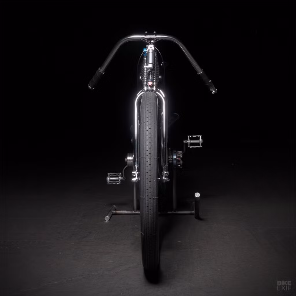 Mẫu xe máy tracker độ là sản phẩm của Jeff Wolf, một nghệ nhân có kinh nghiệm 40 năm. Jeff điều hành cơ sở Wolf Creative Customs tại thành phố Culver, bang California. Người con trai của anh ấy chuyên về chế tạo ván lướt sóng cũng tham gia vào quá trình thiết kế các mẫu độ tại đây.