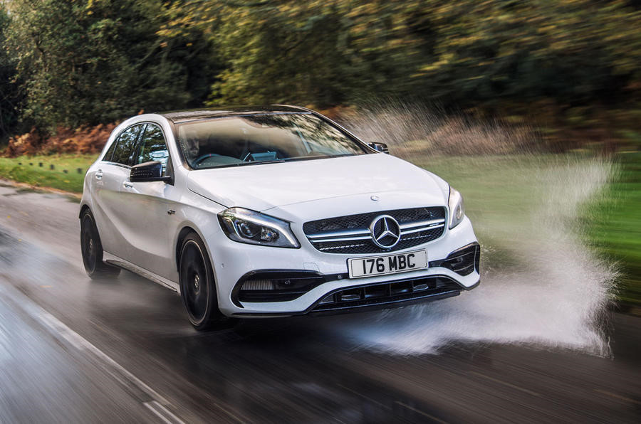 Chiếc hatchback của Mercedes là mẫu xe được rất nhiều người trẻ yêu thích bởi kiểu dáng thể thao, động cơ đủ mạnh để chạy trên đường đua, thân hình nhỏ gọn giúp di chuyển trên phố dễ dàng. Mercedes-AMG A45 sở hữu khối động cơ 2,0 lít tăng áp, 4 xi-lanh cho công suất tối đa lên tới 381 mã lực, mô-men xoắn cực đại 475 Nm, khả năng tăng tốc 0-100 km/h của A45 chỉ trong 4,2 giây.