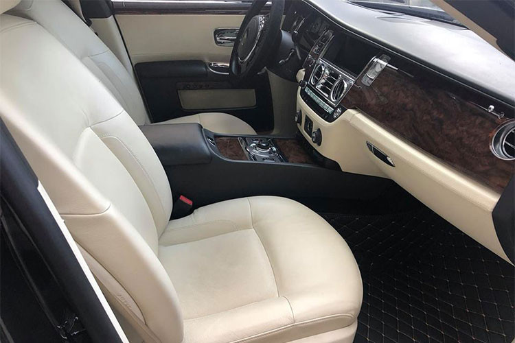 Không chỉ sở hữu ngoại thất cải tiến Ghost còn nổi bật nhờ thiết kế nội thất với chất liệu sang trọng và những tính năng hiện đại. Có thể kể đến hệ thống đèn mờ, tay nắm cửa mạ sáng, lỗ thông hơi hình nhãn cầu, hệ thống âm thanh hàng đầu 600 W được truyền tải qua bộ âm ly 10 kênh và 16 loa trong đó có hai loa trầm đặt trên sàn...