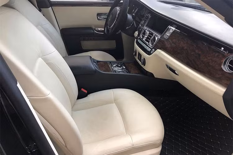 Không chỉ sở hữu ngoại thất cải tiến Ghost còn nổi bật nhờ thiết kế nội thất với chất liệu sang trọng và những tính năng hiện đại. Có thể kể đến hệ thống đèn mờ, tay nắm cửa mạ sáng, lỗ thông hơi hình nhãn cầu, hệ thống âm thanh hàng đầu 600 W được truyền tải qua bộ âm ly 10 kênh và 16 loa trong đó có hai loa trầm đặt trên sàn...