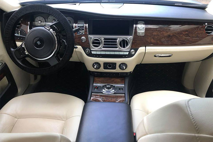 So với Phantom (dài khoảng 5.834 mm), chiếc xe sang Rolls-Royce Ghost cũ phiên bản sản xuất 2010 này được thiết kế nhỏ gọn hơn với “số đo” khiêm tốn: 5.399 mm dài, 1.948 mm rộng và 1.550 mm cao. Khoảng cách giữa hai cầu xe của Ghost đạt 3.295 mm, tạo ra không gian rộng rãi bên trong cho 5 người trưởng thành ngồi thoải mái.