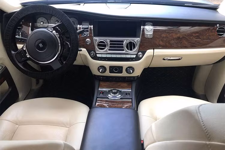 So với Phantom (dài khoảng 5.834 mm), chiếc xe sang Rolls-Royce Ghost cũ phiên bản sản xuất 2010 này được thiết kế nhỏ gọn hơn với “số đo” khiêm tốn: 5.399 mm dài, 1.948 mm rộng và 1.550 mm cao. Khoảng cách giữa hai cầu xe của Ghost đạt 3.295 mm, tạo ra không gian rộng rãi bên trong cho 5 người trưởng thành ngồi thoải mái.