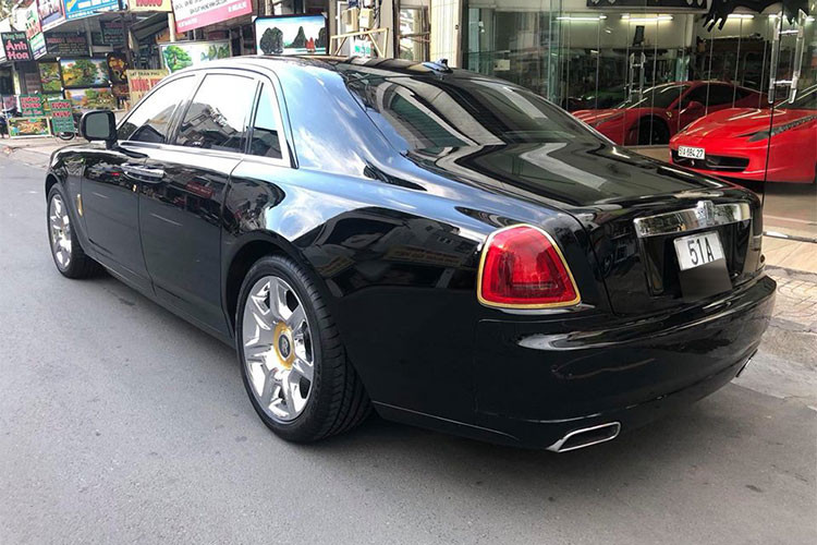 So với thời còn định cư trong bộ sưu tập xe của ông Đặng Lê Nguyên Vũ, chiếc Rolls-Royce Ghost được chủ nhân trang bị thêm các chi tiết "mạ vàng" như ở viền chụp mâm, logo 2 chữ R lồng vào nhau ở bên hông và viền sau của xe. So với lúc nguyên bản trước đây, chiếc xe sang này được làm mới sang trọng và ấn tượng hơn.