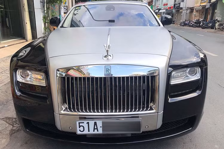 Nếu tìm hiểu lý lịch của chiếc Rolls-Royce Ghost thế hệ cũ đang rao bán sẽ thấy xe có một "tiểu sử" khá hoành tráng khi từng thuộc sở hữu của một người sưu tầm siêu xe tại quận 7 và sau đó đã "qua tay" đại gia siêu xe Đặng Lê Nguyên Vũ, Chủ tịch của cà phê Trung Nguyên.