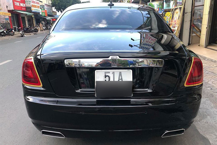 Theo một số thông tin từ phía đại lý, chiếc xe siêu sang này từng được ông Đặng Lê Nguyên Vũ bán lại cho công ty nhập khẩu tư nhân quận 5 đã hoàn thành quãng đường gần 22.000 miles, tương đương 35.406 km.