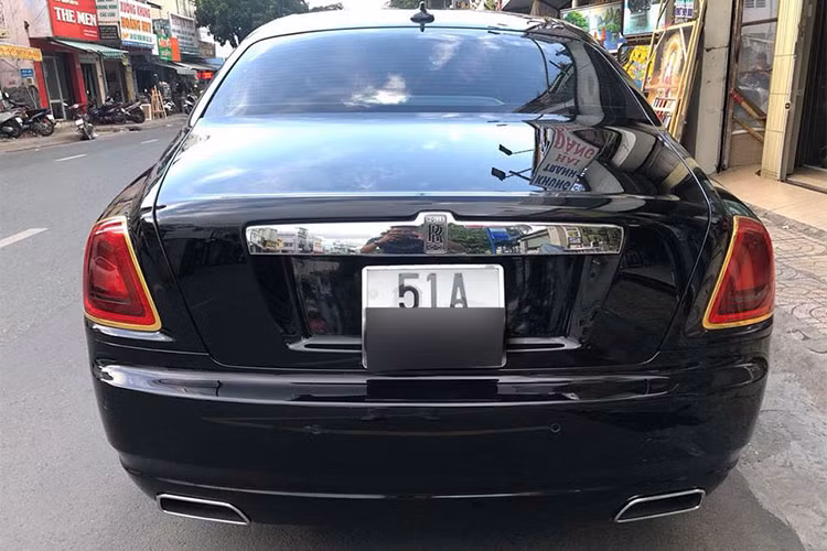 Theo một số thông tin từ phía đại lý, chiếc xe siêu sang này từng được ông Đặng Lê Nguyên Vũ bán lại cho công ty nhập khẩu tư nhân quận 5 đã hoàn thành quãng đường gần 22.000 miles, tương đương 35.406 km.