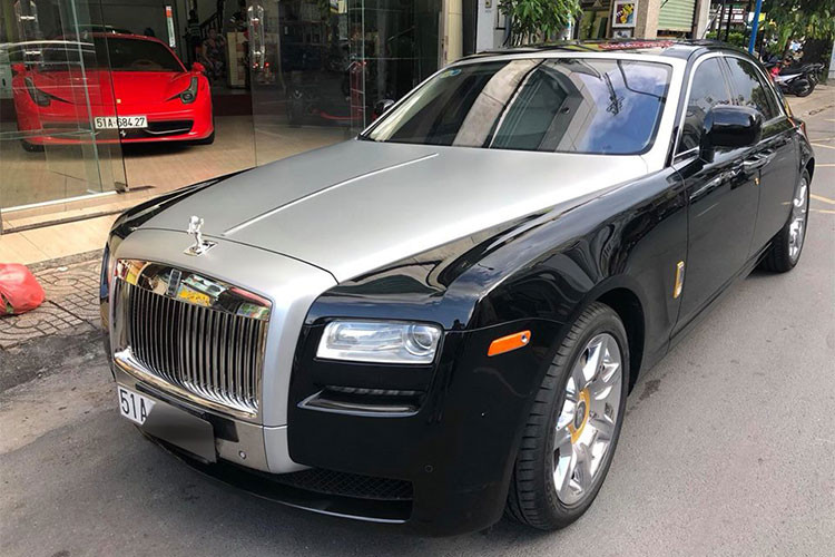 Ngoài chiếc Rolls-Royce Ghost từng thuộc sở hữu của Chủ tịch Trung Nguyên này hiện đang được rao bán với mức giá dưới 10 tỷ đồng, thị trường mua bán xe đã qua sử dụng tại Việt Nam cũng không thiếu các thông tin rao bán mẫu xe siêu sang này. Nổi tiếng nhất có thể kể đến chiếc Rolls-Royce Ghost mang biển "ngũ quý" 1 của Hải Phòng từng được rao bán 11,5 tỷ đồng.