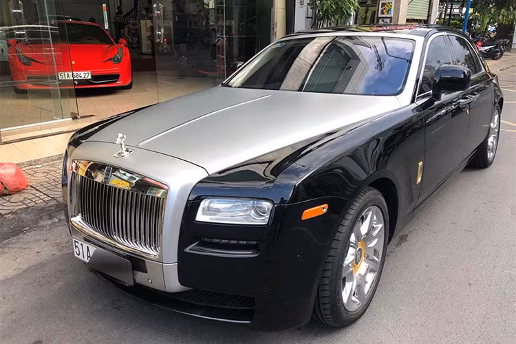 Ngoài chiếc Rolls-Royce Ghost từng thuộc sở hữu của Chủ tịch Trung Nguyên này hiện đang được rao bán với mức giá dưới 10 tỷ đồng, thị trường mua bán xe đã qua sử dụng tại Việt Nam cũng không thiếu các thông tin rao bán mẫu xe siêu sang này. Nổi tiếng nhất có thể kể đến chiếc Rolls-Royce Ghost mang biển "ngũ quý" 1 của Hải Phòng từng được rao bán 11,5 tỷ đồng.