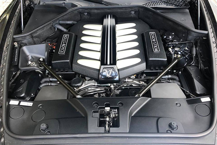 Rolls-Royce Ghost đang được ông chủ công ty nhập khẩu siêu xe quận 5, TP HCM rao bán thuộc thế hệ đầu tiên, chiếc xe này được trang bị động cơ V12, dung tích 6,6 lít, tăng áp kép, cho công suất tối đa 562 mã lực và mô-men xoắn cực đại 780 Nm. Động cơ kết hợp cùng hộp số tự động ZF 8 cấp, nhờ đó, Rolls-Royce Ghost mất khoảng 5 giây để tăng tốc lên 100 km/h từ vị trí xuất phát. Vận tốc tối đa 250 km/h.
