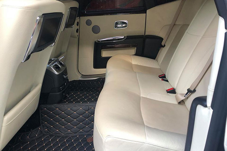 Đặc biệt, hệ thống ghế ngồi bên trong Ghost còn được sắp xếp theo “cấu hình rạp hát” sao cho mọi hoạt động vốn không ảnh hưởng đến người lái có thể được điều chỉnh từ ghế sau. Tất cả hoạt động đều được hiển thị trên hai màn hình LCD 9,2 inch đặt trên mặt sau của ghế trước...