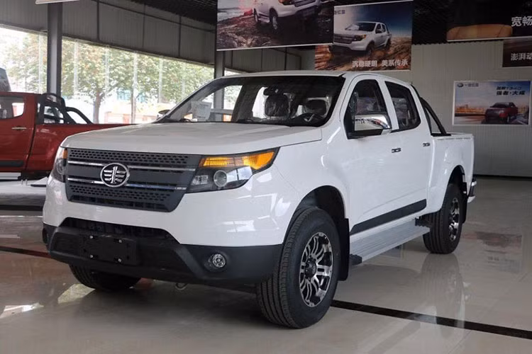 Nhìn từ hầu hết các góc độ, mẫu xe bán tải FAW Hongta T340 của Trung Quốc trông chỉ như một xe bán tải điển hình. Tuy nhiên. nếu soi kỹ vào chi tiết, người ta có thể nhận thấy rằng phần mũi xe trông rất giống một mẫu Ford Explorer thế hệ thứ 5 trước khi được nâng cấp.