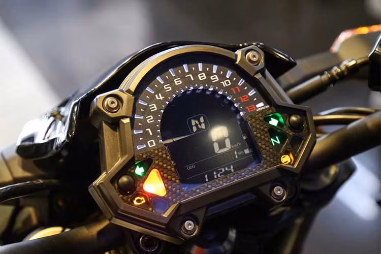 Kế thừa sự dễ lái của ER-6n, Z650 cũng được trang bị ghi-đông cao. Nằm phía trên ghi-đông xe là bảng đồng hồ với màn hình hiển thị LCD đơn sắc nhỏ cùng các đèn báo nằm bên dưới đồng hồ báo tua máy dạng nửa tròn. 